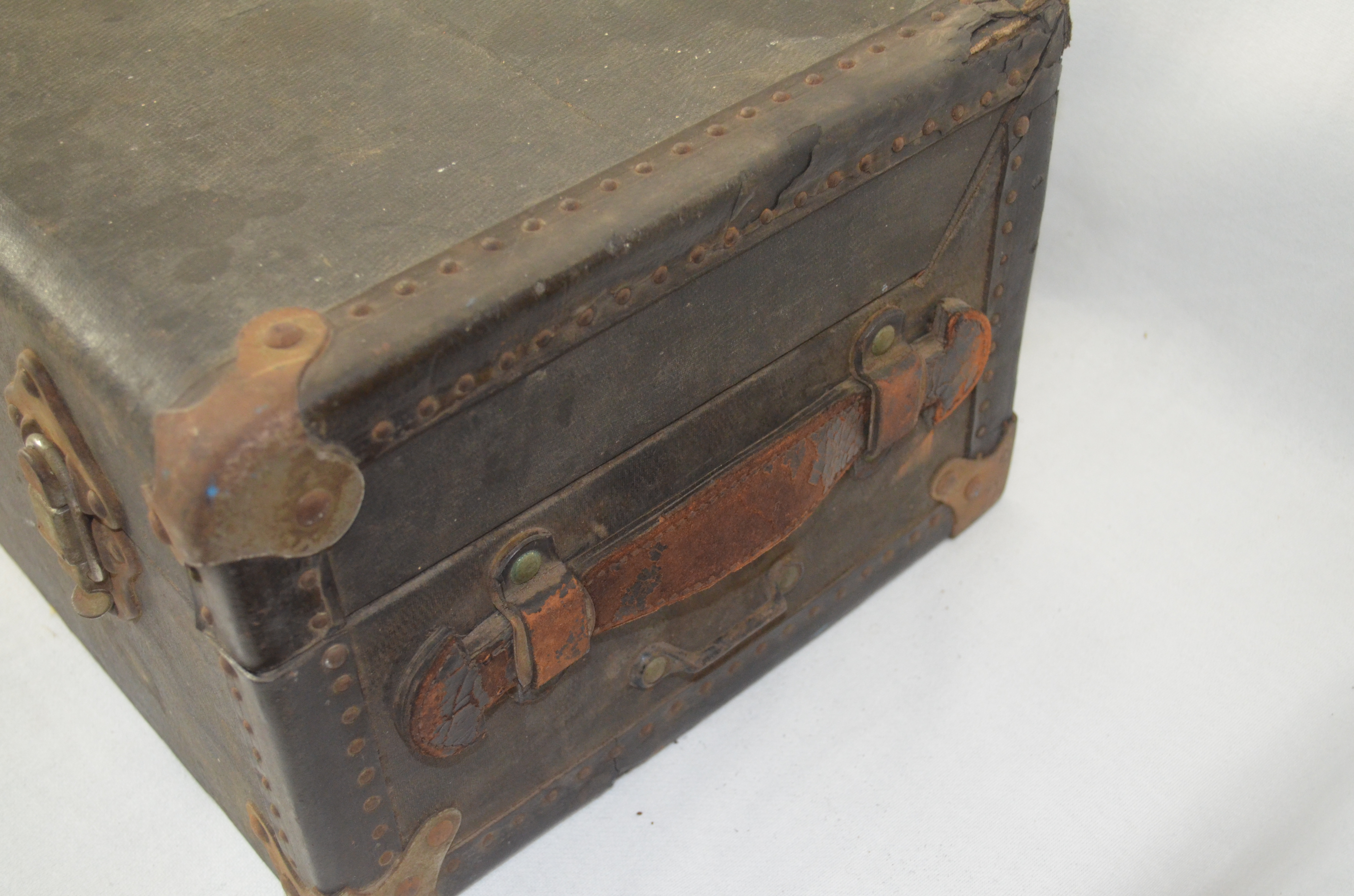 Lot Detail - Vintage Model T Ford 1917 Universal Picnic Trunk