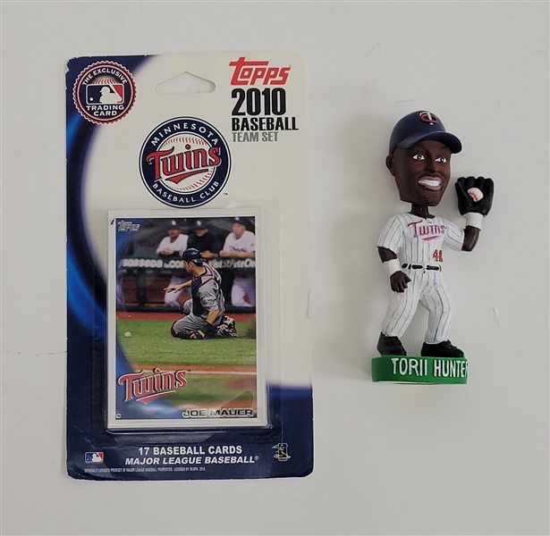 Minnesota Twins 2010 Team Card Set & Torii Hunter Mini Statue